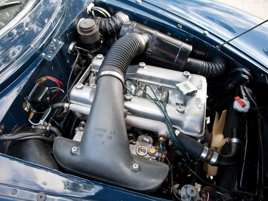 Моторный отсек Alfa Romeo Giulia 1600 Sprint Speciale (101) 1963 года  (фото 21 из 32)